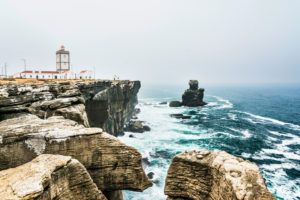 Europa, Portugal, Region Centro, Halbinsel von Peniche, Remedios, Steilküste am Leuchtturm, Cabo Carvoeiro, vorgelagert das Riff Nau dos Corvos, Krähenschiff Europa, Portugal, Region Centro, Halbinsel von Peniche, Remedios, Steilküste am Leuchtturm, Cabo Carvoeiro, vorgelagert das Riff Nau dos Corvos, Krähenschiff